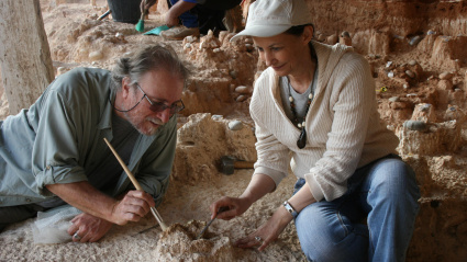 Los investigadores Jean-Paul Raynal y Fatima Zohra Sihi-Alaoui, codirectores del programa Programa Prehistoria de Casablanca durante la excavación que condujo al descubrimiento de una de las mandíbulas descritas en este estudio