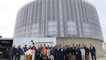 El presidente de la Junta, Alfonso Fernández Mañueco, participa en la Inauguración de la Central Térmica de Energía Renovable DH Ecoenergías Palencia, en la imagen junto directivos y empleados