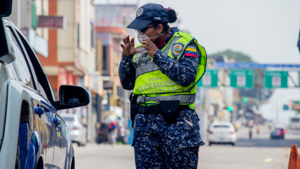 A la tensión se sumaron los problemas cotidianos, con cortes de luz e Internet en su zona, lo que dificultó el acceso a información y el abastecimiento.