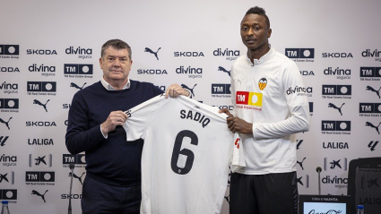 Sadiq posa con Gourlay con el dorsal 6 que lucirá en su camiseta