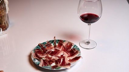 Imagen de recurso de una copa de vino y un plato de jamón