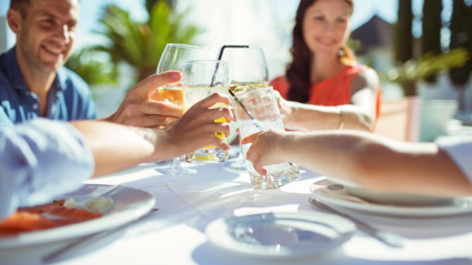 Imagen de recurso de un grupo de amigos comiendo juntos