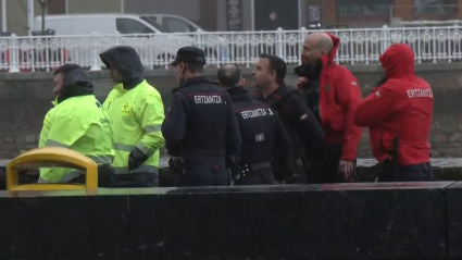 Bomberos y ertzainas intervienen en el rescate