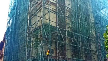 La fachada del edificio, protegida por andamios desde hace años