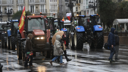 Protesta con tractores por la situación del sector agrario por el centro de Santander