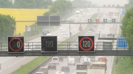 2XA1XT4 120 Kmh speed limit on the wet autobahn in spring