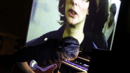 Edu Baos poniendo música a la película 'Tesis' de Alejandro Amenabar.