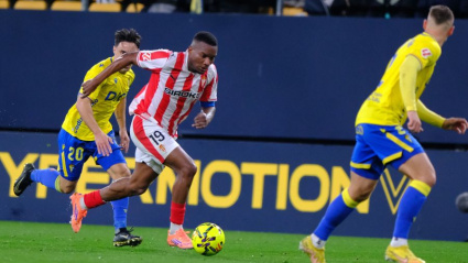 Otero conduce ante la presión de Iza