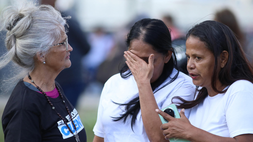 Personas reaccionan afuera del centro penitenciario Rodeo I este viernes, en el municipio Zamora estado Miranda (Venezuela)