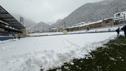 Así está el césped del estadio de Encamp antes del Andorra-Cultural previsto para las 16:15 horas.