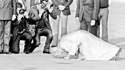 Juan Pablo II besa el suelo a su llegada a Madrid