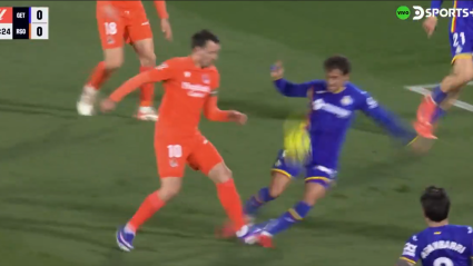 Mikel Oyarzabal clava los tacos a Milla en una jugada en el Getafe-Real Sociedad.