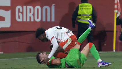 Lass y Aimar Oroz se enganchan en el suelo en la acción que acabó con la roja al primero.