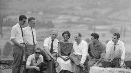 Josephine Baker rodeada de periodistas