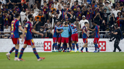Los jugadores del Barcelona celebran el 3-2 de Raphinha contra el Real Madrid en la Supercopa de España