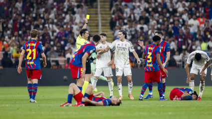 Munuera Montero amonesta a un jugador durante la final de la Supercopa entre el Barça y el Real Madrid