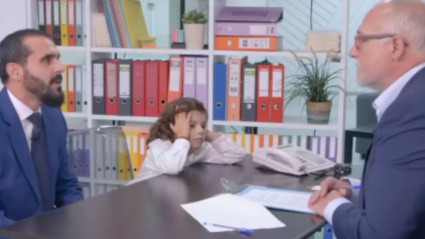 Antonio y su padre durante la "entrevista de trabajo"