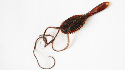 La caída del cabello femenino ya no es un misterio: estas son sus principales causas