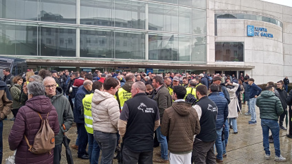 Los manifestantes se concentraron ante la sede de la Xunta de Galicia en Lugo