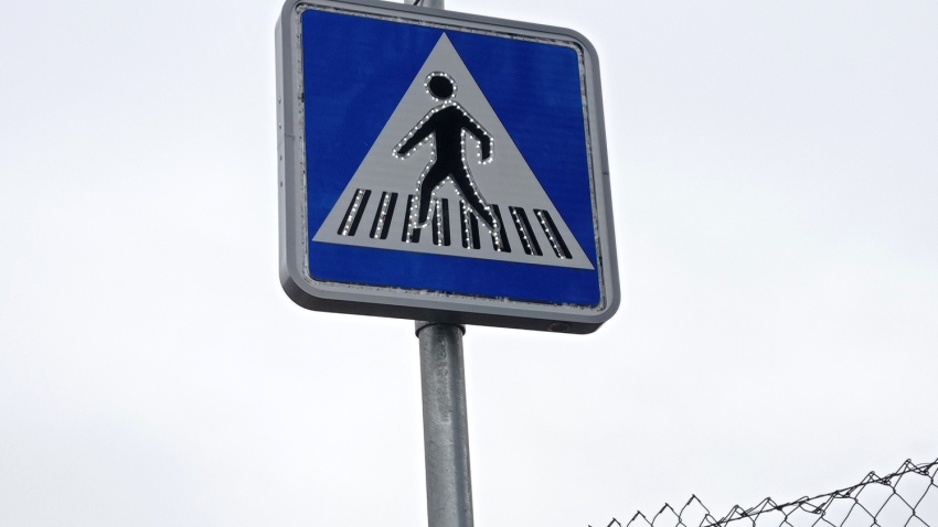 Señal de peligro retroreflectante de paso de peatones