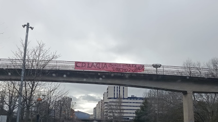 Cartel que pide la dimisión de la Junta Directiva del CD Lakua de Vitoria