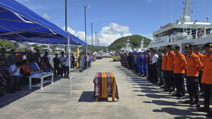 FOTODELDÍA LABUAN BAJO (INDONESIA), 09/01/2026.-Los equipos de rescate de Indonesia dieron este viernes por finalizado el operativo para encontrar al niño de 10 años aún desaparecido tras dos semanas de búsqueda, después de que naufragara el 26 de diciembre un barco turístico en aguas del Parque Nacional de Komodo con una familia española, con tres fallecidos y dos supervivientes. La conclusión de la misión fue anunciada por oficiales de la Agencia Nacional de Búsqueda y Rescate (BASARNAS) de Indonesia, que coordinó el amplio despliegue, durante una comparecencia en la ciudad de Labuan Bajo, donde se ha coordinado parte del operativo. Al acto, celebrado en el muelle, acudieron decenas de efectivos que participaron en el operativo, incluidos miembros de BASARNAS, Policía, Marina, Guardacostas, Ejército, personal del puerto y grupos de buzos voluntarios.-EFE/ Noel Caballero