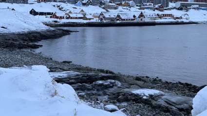 Casas en un distrito de Nuuk, la capital de Groenlandia. Una inundación masiva que rompió la capa de hielo de Groenlandia en 2014 creó un enorme cráter que ahora se está investigando, anunció la Agencia Espacial Europea (ESA).
