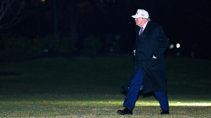 El presidente de Estados Unidos, Donald Trump, camina por el jardín sur de la Casa Blanca después de llegar en el Marine One a Washington.