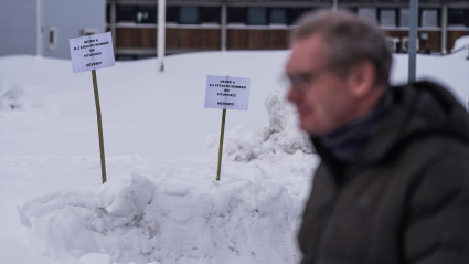 Un hombre pasa junto a carteles de protesta en Nuuk, capital de Groenlandia, un territorio autónomo de Dinamarca.