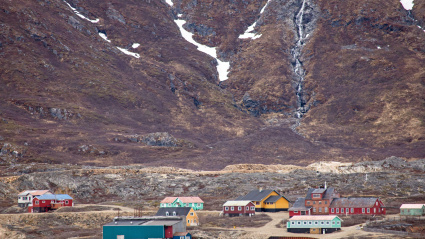 Ivittuut, Groenlandia: un pueblo aislado y abandonado con coloridos edificios en ruinas y una historia minera.