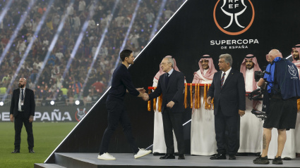 Xabi Alonso y Florentino Pérez, en la Supercopa