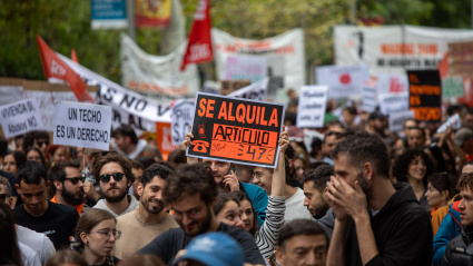 Una gran manifestación se ha celebrado esta mañana en el centro de Madrid para reclamar que la vivienda no sea un negocio