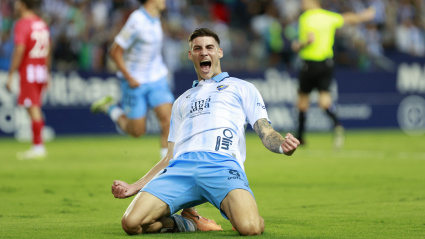Roberto celebra en La Rosaleda uno de los 20 goles en Primera RFEF.