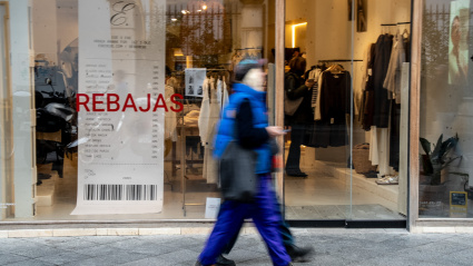 Imagen de comercios de la capital hispalense anunciando sus Rebajas de Invierno