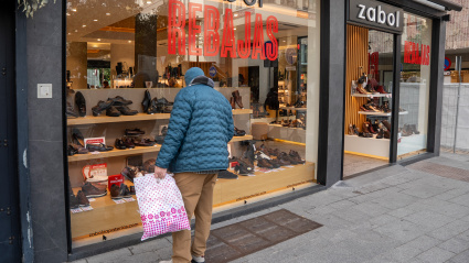 Imagen de comercios de la capital hispalense anunciando sus Rebajas de Invierno.