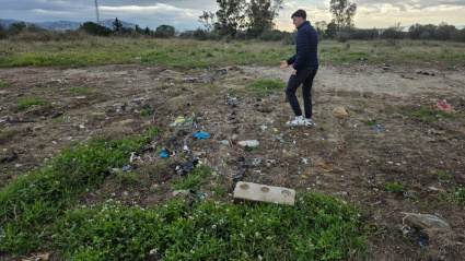 Contrataron una empresa para nivelar el terreno y fue entonces cuando afloraron todo tipo de desechos