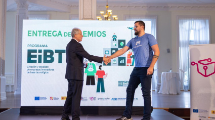 El consejero, Eduardo Arasti, entrega el primer premio en la primera edición del programa de innovación