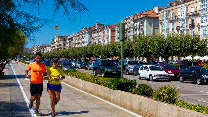 Corredores corriendo por el paseo marítimo de Santander, Cantabria