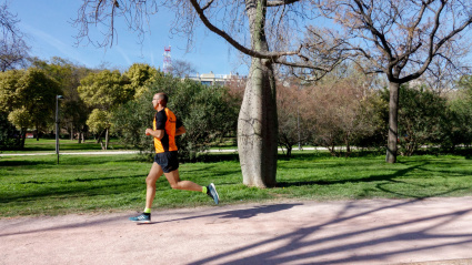 Hombre corriendo en el parque del Turia de Valencia
