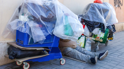 Hombre sin hogar de Valencia en la calle con un montón de cosas