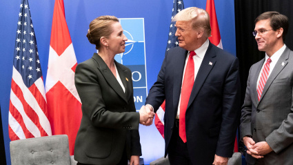 El presidente de Estados Unidos, Donald Trump, estrecha la mano de la primera ministra danesa, Mette Frederiksen.