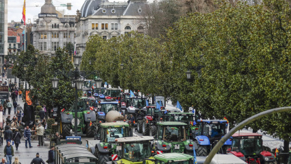 Tractorada en la calle Uría de Oviedo, con la Junta General al fondo