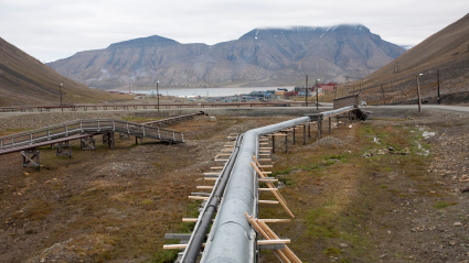 Tuberías de servicios públicos en plataformas elevadas y cubiertas que corren por encima del suelo en Longyearbyen, Svalbard, Noruega