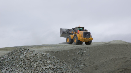 Excavadora en la mina de olivino de Seqi, Groenlandia