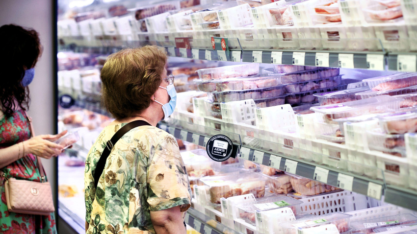 Mujeres en la nevera de carne de un supermercado local, Barcelona