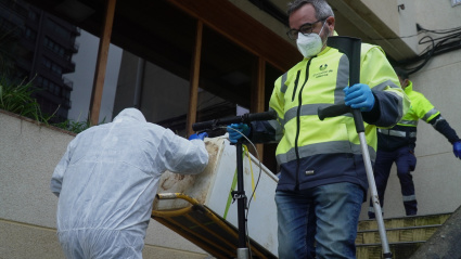 Operarios se encargan de retirar la basura a para proceder en esta jornada al levantamiento del cuerpo, a 14 de enero de 2026, en Oleiros, A Coruña, Galicia (España)