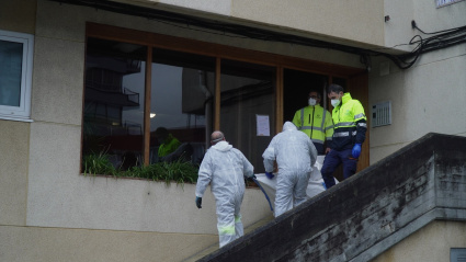 Operarios se encargan de retirar la basura para proceder en esta jornada al levantamiento de un cadáver a 14 de enero de 2026, en Oleiros, A Coruña, Galicia (España)