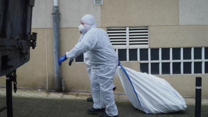 Operarios se encargan de retirar la para proceder en esta jornada al levantamiento de un cadáver en Oleiros, A Coruña, Galicia (España)
