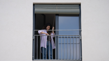 Nuevos inquilinos durante la entrega de las llaves de una promoción pública