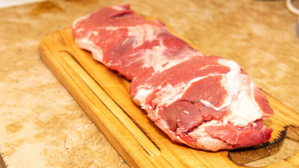 Trozo de carne en una tabla